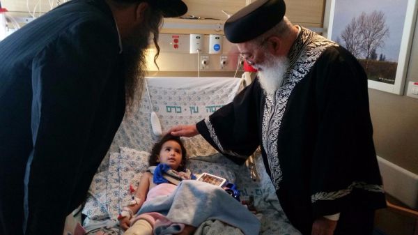 הרב שלמה עמאר מבקר את פצועי הפיגועים