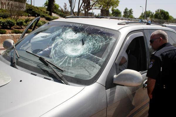 הרב אבינר: אין חובה למגן את כלי רכב נגד אבנים