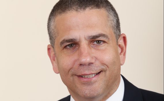 האזינו: ינון מגל מפוצץ ראיון ברדיו קול חי