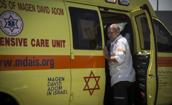 פיגוע דקירה בקרית גת: ערבי חטף נשק ודקר חייל