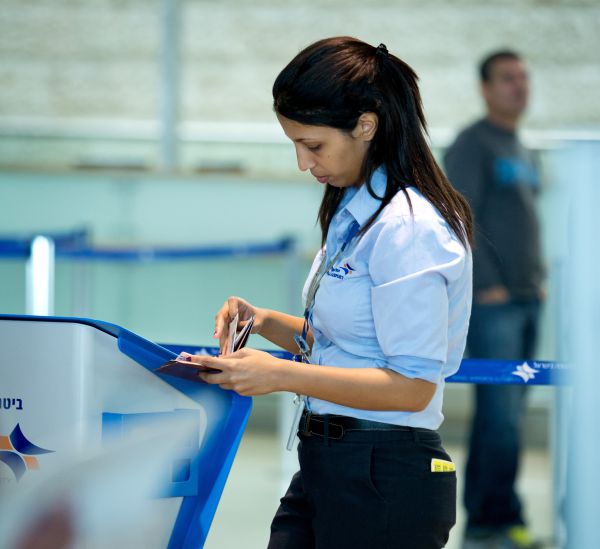 בוגרות שרות לאומי לא יכולות לעבוד כסלקטוריות