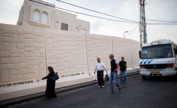 החומה שהוצבה בין ג'בל מוכבאר לארמון הנציב