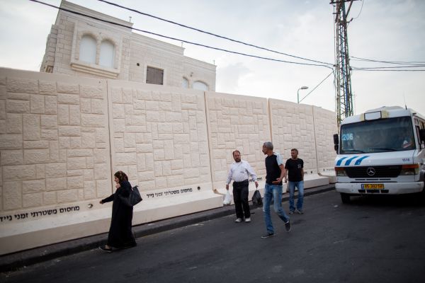 החומה שהוצבה בין ג'בל מוכבאר לארמון הנציב