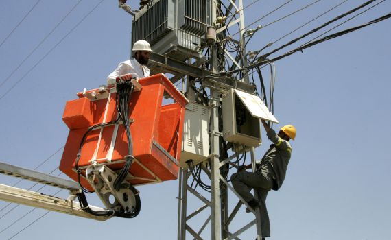 קצת גשם ושוב 15,000 בתים מנותקים מחשמל