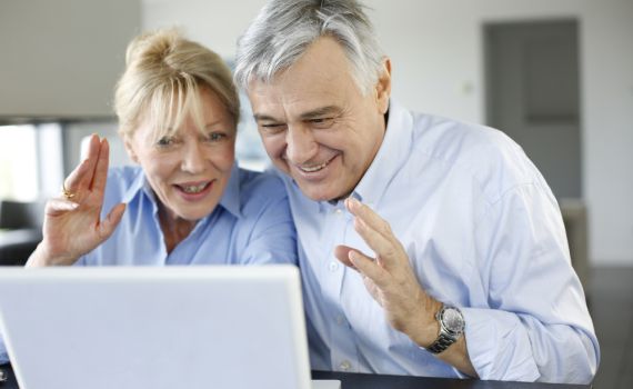 צריך לעמוד כשמדברים עם אבא בסקייפ?