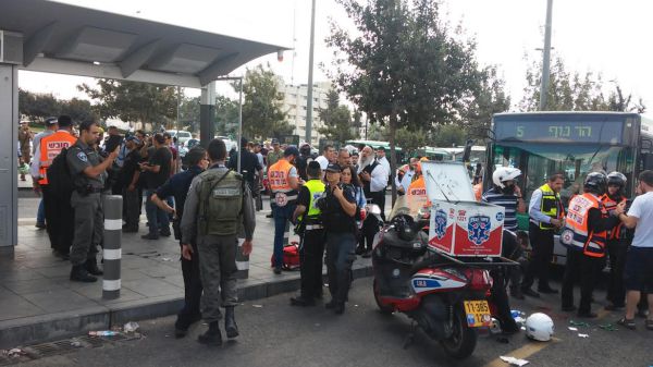 ערבי דקר בחור ישיבה בצווארו – מצבו קשה