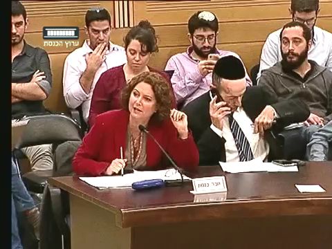 חוק המישוש: ארדן למיכל רוזין "את בורה". צפו