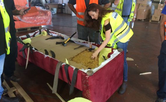 פלסטיני ניסה להבריח ששה טון טבק בתוך ספות