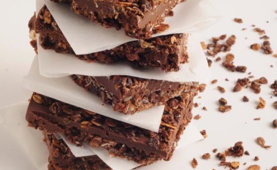 מתוק ומפנק: חיתוכיות גרנולה שוקולד ובוטנים