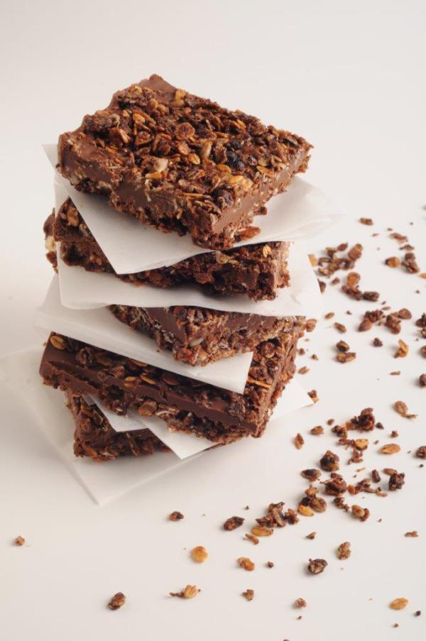 מתוק ומפנק: חיתוכיות גרנולה שוקולד ובוטנים