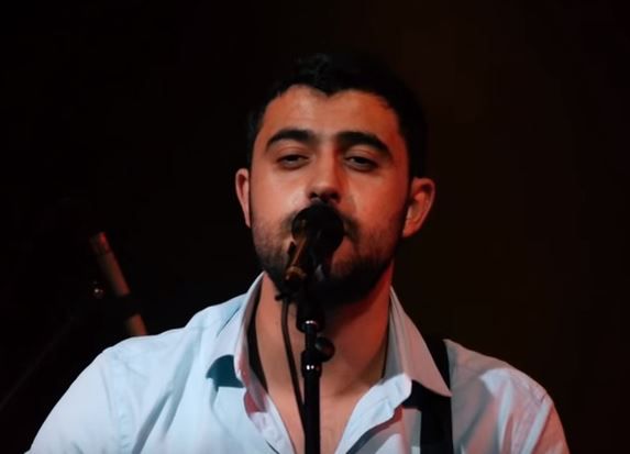 צפו: ישי ריבו בהופעה חיה "מקשה אחת זהב"