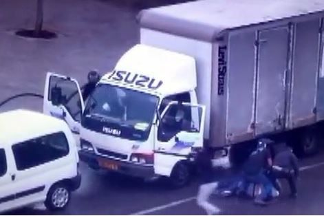 כמו בסרט: השוטרים לכדו את כנופיית הגנבים. צפו