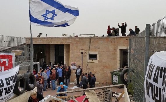 מאות בני נוער מתבצרים בבית הכנסת בגבעת זאב