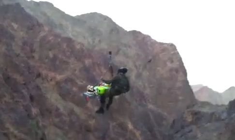 נתקעה במסלול וחולצה על ידי מסוק; צפו בתיעוד