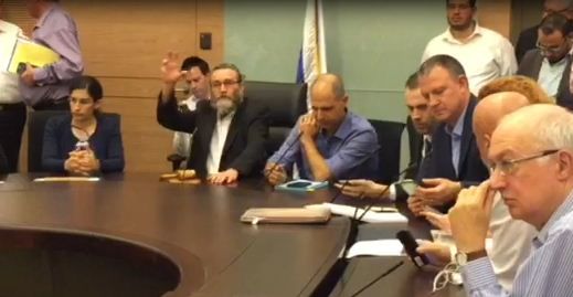 דרמה: גפני נעל את הישיבה מבלי להצביע על התקציב. צפו