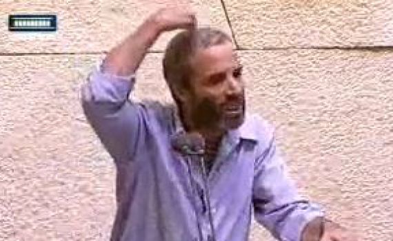 צפו: שטרן מסיר את הכיפה ותוקף את החרדים