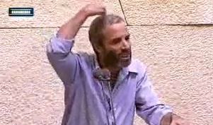 צפו: שטרן מסיר את הכיפה ותוקף את החרדים