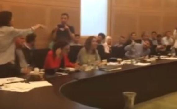 'שב בשקט. אתה הומופוב וגזען'; צפו בעימות