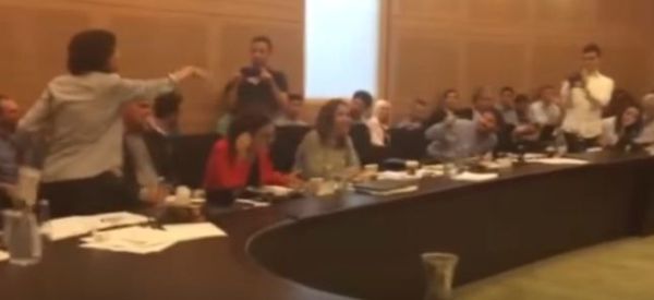 'שב בשקט. אתה הומופוב וגזען'; צפו בעימות