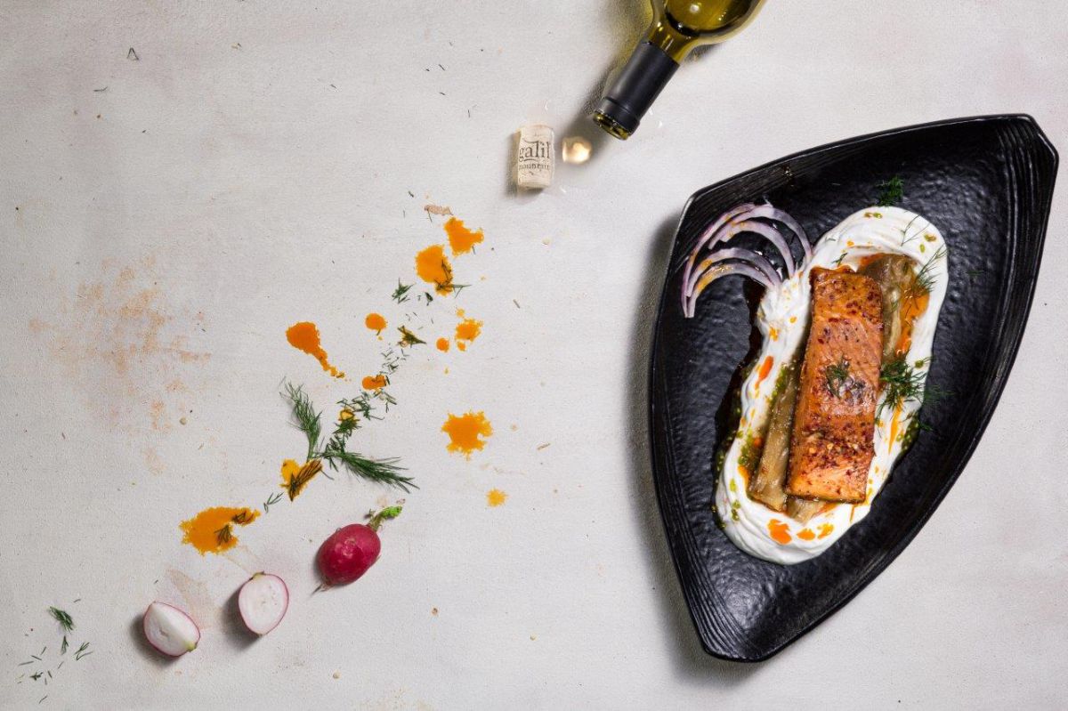 מנה ראשונה: פילה סלמון עם חציל ולבנה