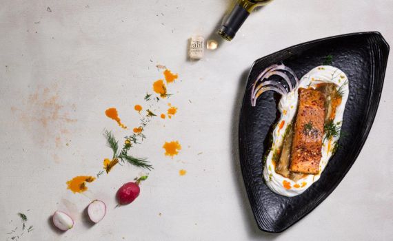 מנה ראשונה: פילה סלמון עם חציל ולבנה