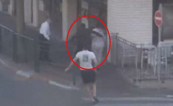 דוקר ופותח בריצה: תיעוד הפיגוע בראשון לציון; צפו