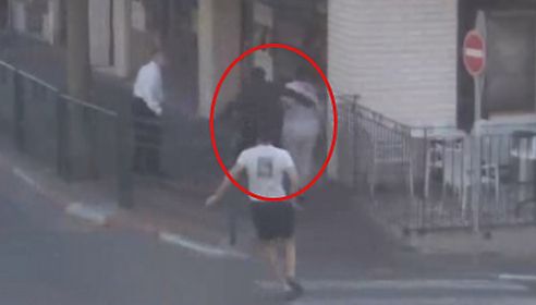 דוקר ופותח בריצה: תיעוד הפיגוע בראשון לציון; צפו