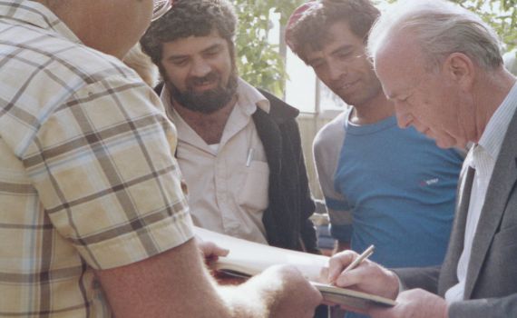 ‫תיעוד נדיר. רבין בגוש קטיף: "הצלחתכם – הצלחת כולנו"‬