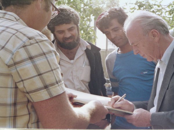 ‫תיעוד נדיר. רבין בגוש קטיף: "הצלחתכם – הצלחת כולנו"‬