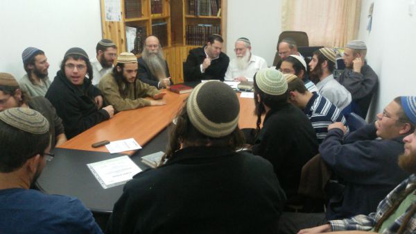 לאחר הפיגוע: תלמידי הישיבה קיבלו תעודות הוקרה