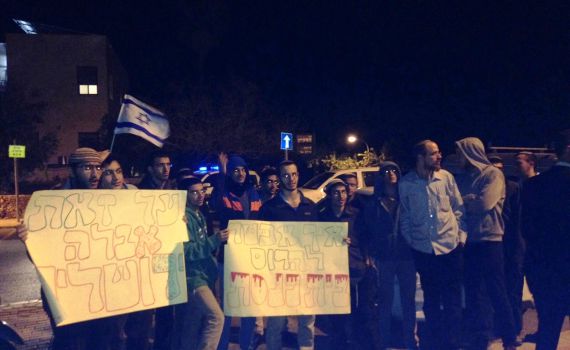 "אל תישאר בממשלה שהורסת בית כנסת"