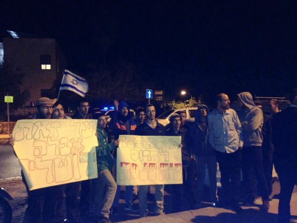 "אל תישאר בממשלה שהורסת בית כנסת"