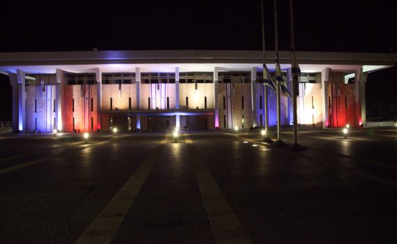 הכנסת בצבעי צרפת הדגלים הורדו לחצי התורן