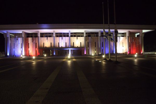 הכנסת בצבעי צרפת הדגלים הורדו לחצי התורן