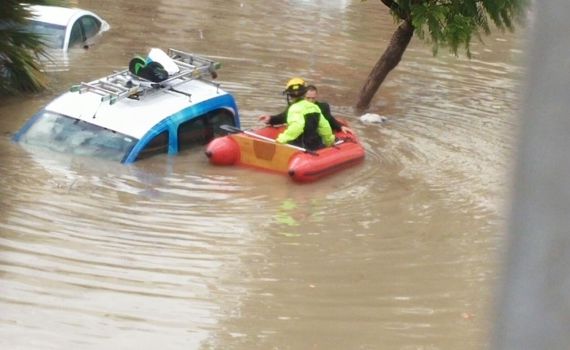 אשקלון הפכה לונציה; נהגים חולצו בסירות