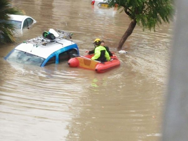 אשקלון הפכה לונציה; נהגים חולצו בסירות