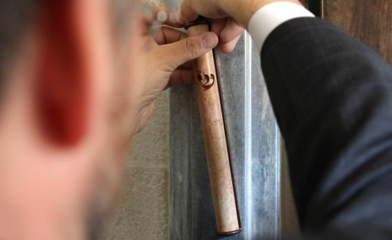 משכיר דירה ליהודי שחי עם גויה? הסר את המזוזה