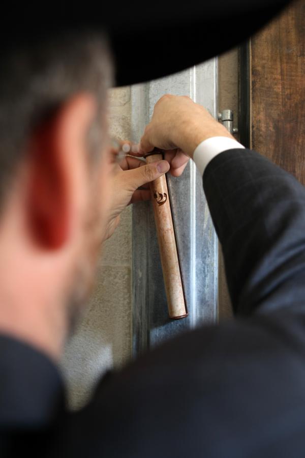 משכיר דירה ליהודי שחי עם גויה? הסר את המזוזה