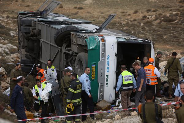 אוטובוס החיילים התהפך: חיילת נהרגה ו-50 נפצעו