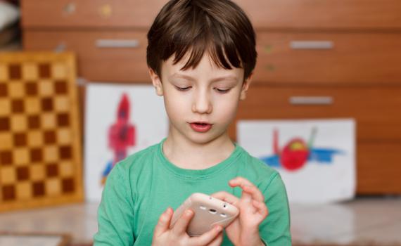 פינת חינוך: האם לקנות לילד סמארטפון?