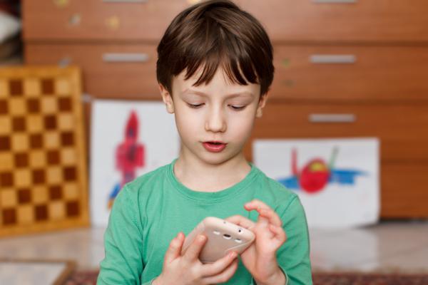 פינת חינוך: האם לקנות לילד סמארטפון?