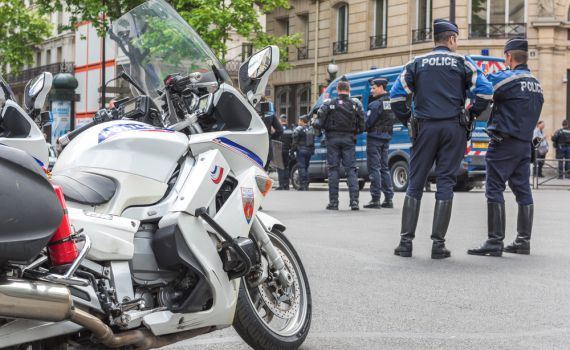 חילופי אש בין שוטרים למחבלים בצפון פריז