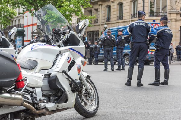 חילופי אש בין שוטרים למחבלים בצפון פריז