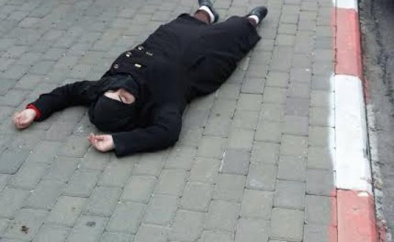 צפו: המחבלת שולפת סכין על המאבטח בביתר