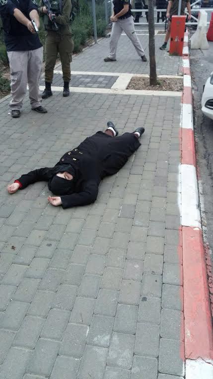 צפו: המחבלת שולפת סכין על המאבטח בביתר