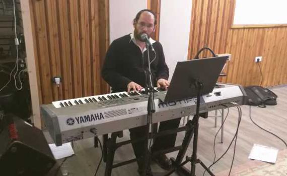 צפו: אהרון רזאל בחזרות לקראת 'ירושלים של אור'