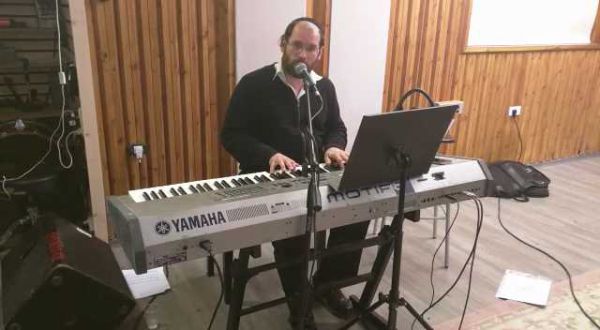 צפו: אהרון רזאל בחזרות לקראת 'ירושלים של אור'