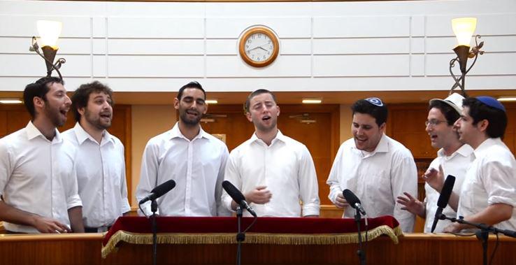 צפו: כיפה-לייב מדגימים קבלת שבת בסגנון קרליבך