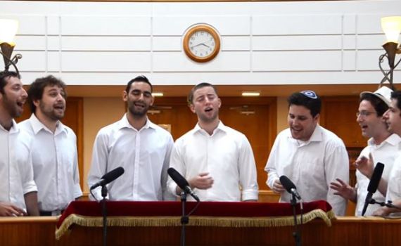 צפו: כיפה-לייב מדגימים קבלת שבת בסגנון קרליבך