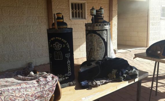 ליבנה: בית הכנסת עלה באש, ספרי התורה חולצו